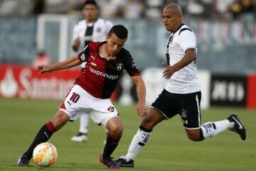 Juan Pablo Rodríguez intenta pasar ante Humberto Suazo.