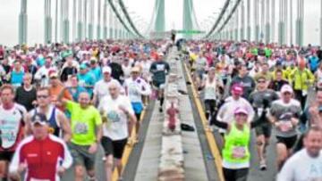 <b>LOS INICIOS. </b>Miles de personas corren en el Puente Verrazano, en la primera parte de la prueba.