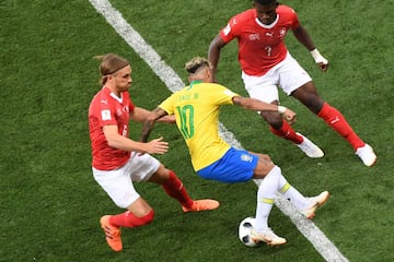 Neymar entre Michael Lang y Breel Embolo.