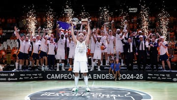 Sergio Llull levanta el trofeo de campeón de Liga.