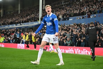 El inglés ha sido clave en la permanencia del Everton. Su temporada cedido en el PSV le ha dado la experiencia para asentarse de forma definitiva en el equipo toffee. Más allá de los tres goles que ha marcado siendo central, su papel indiscutible se aprecia con los más de 3.000 minutos que ha jugado en Premier. Branthwaite es uno de esos defensas que sabe salir con el balón desde la zaga, se maneja bien con ambas piernas y que mida 1,95 metros de altura le aportan seguridad y dominio en el juego aéreo. Un as al que no le pierde la pista el Real Madrid.