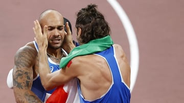 Tokyo 2020 Olympics - Athletics - Men&#039;s 100m - Final - OLS - Olympic Stadium, Tokyo, Japan - August 1, 2021. Lamont Marcell Jacobs of Italy celebrates winning gold with high jump gold medalist Gianmarco Tamberi of Italy REUTERS/Phil Noble