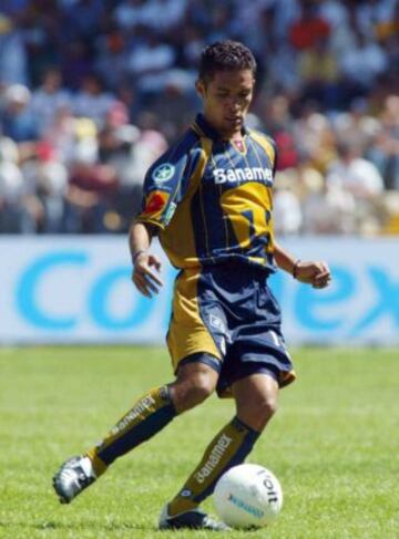 En 2004, los Pumas fueron invitados a disputar el Trofeo Santiago Bernabéu y se convirtieron en el único equipo azteca que tiene este trofeo en sus vitrinas.