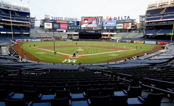 El Yankee Stadium, sede de los New York Yankees, acogió el segundo encuentro de la serie entre el equipo local y los Boston Red Sox, todo un clásico de las Grandes Ligas. En la imagen, una vista general del estadio con las gradas vacías de público, como viene siendo habitual en los últimos partidos de la Major League de béisbol.