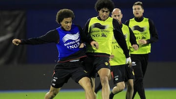 Alex Witsel y Marouane Fellaini durnate un entrenamiento con la selecci&oacute;n belga.