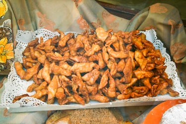 Son típicos de muchas regiones de España, y es otro de los grandes protagonistas de la Semana Santa. También es una masa frita que después se empapa en miel o reboza en azúcar.