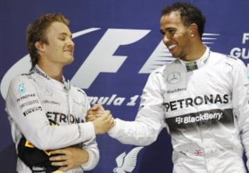 Lewis Hamilton y Nico Rosberg celebran la victoria y la segunda plaza. 