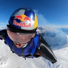 Un hombre pájaro vuela a tan solo 10 metros de un volcán activo