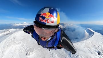 El piloto de wingsuit Sebasti&aacute;n &Aacute;lvarez, grabado desde la c&aacute;mara de su casco Red Bull, abriendo la boca tras sobrevolar el volc&aacute;n activo Villarica (Chile), que saca humo justo detr&aacute;s suyo, en noviembre del 2021. 