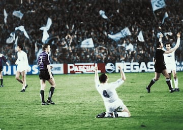 De nuevo el Real Madrid y otra vez a doble partido. La edici¨®n de la Copa de la UEFA 1984-85 dej¨® dos remontadas del equipo para el recuerdo en octavos y en semifinales, para que los blancos se alzaran con el t¨ªtulo. Vamos por partes. En octavos, y quiz¨¢ la que destacamos en esta ocasi¨®n por su espectacularidad, el equipo entrenado por Amancio por aquel entonces, tra¨ªa un 3-0 de la ida de B¨¦lgica. La vuelta volvi¨® a deparar otra remontada hist¨®rica, con un incontestable 6-1, en el que Butrague?o hizo un hat-trick, y Valdano, en dos ocasiones; y Sanch¨ªs, anotaron el resto de goles. Con 3-0 en el marcador, Frimann puso el 3-1, pero los merengues demostraron su superioridad para solventar el pase a la siguiente ronda. El t¨ªtulo deb¨ªa ser suyo y en semifinales volvieron a remontar ante el Inter. El 2-0 del partido de ida parec¨ªa una losa, pero no para los blancos. Amancio fue destituido como entrenador y lleg¨® Molowny. "Noventa minuti en el Bernab¨¦u son molto longo", dijo Juanito en una de sus frases m¨¢s ic¨®nicas y el resultado a la vista est¨¢. Santillana con un doblete y M¨ªchel fulminaron a los nerazzurri para plantar al equipo en la final, en la que derrotaron al Videoton.