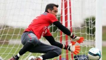 Claudio Bravo se convirtió en el duelo ante Perú en el jugador con más partidos en la selección chilena.