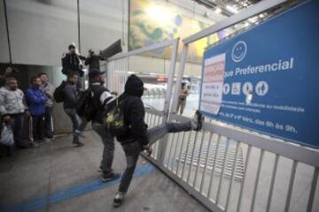 Una huelga de los empleados del sistema de metro de Sao Paulo agravó este jueves el caos de tránsito. El Movimiento de Trabajadores Sin Casa marchó hacia el estadio de la inauguración.