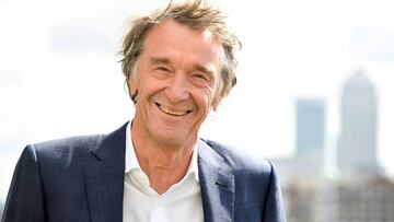 Jim Ratcliffe, CEO de la petroqu&iacute;mica brit&aacute;nica INEOS, posa para una entrevista con el Distrito Finaciero de Londres de fondo.