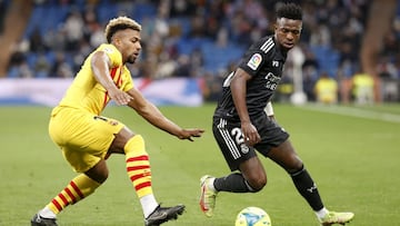 Adama Traor&eacute; y Vinicius en una jugada del Cl&aacute;sico entre Real Madrid y Barcelona en el Camp Nou.