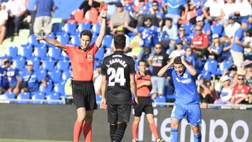 Munuera Montero muestra la roja directa a Portillo en el Getafe-Levante de la pasada jornada.