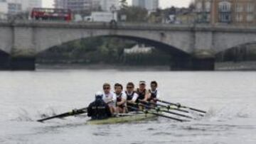 Los remeros de la Universidad de Oxford University se entrenan sobre el T&aacute;mesis a la espera de su enfrentamiento del domingo contra Cambridge. 