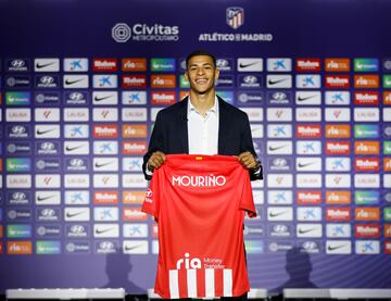 El defensa uruguayo fue presentado como nuevo jugador rojiblanco y recibió su nueva camiseta de manos del presidente del Atlético de Madrid, Enrique Cerezo. El jugador llega procedente del Racing Club de Montevideo.