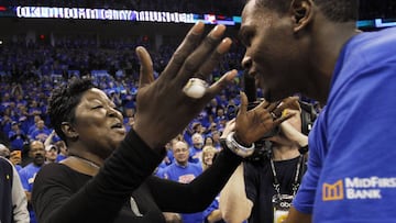 Wanda Durant y su hijo Kevin.