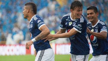 Ayron del Valle, Cristian Huérfano y Macalister Silva celebran el primer gol de Millonarios ante América.
