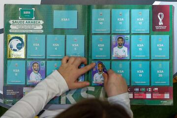 En brasil también ha llegado la fiebre por el álbum del Mundial y cualquier lugar y  momento es bueno para buscar el cromo deseado.