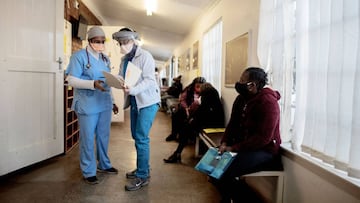 Doctors (L) stand at the Respiratory &amp; Meningeal Pathogens Research Unit (RMPRU) at the Chris Hani Baragwanath Hospital in Soweto on July 14, 2020. - Six senior clinicians in the Faculty of Health Sciences at Wits University have volunteered to partic