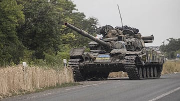 BAKHMUT, UKRAINE - JULY 10: A Ukrainian tank patrols the area as conflicts between Russian and Ukrainian forces continue in Bakhmut, Donetsk Oblast, Ukraine on July 10, 2022. (Photo by Metin Aktas/Anadolu Agency via Getty Images)