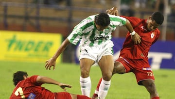 FOTO # 72(HORIZONTAL) FO3072
JAIRO
MEDELLIN, MAYO 02. JAIRO PATIÑO FUE EL HOMBRE MAS INSISTENTE DENTRO DEL TERRENO DE JUEGO, EN LA GOLEADA DE NACIONAL CUATRO POR CERO AL AMERICA. (COLPRENSA EL COLOMBIANO).
