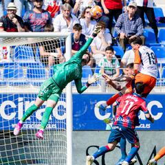 Pereda, el último salvavidas del Huesca