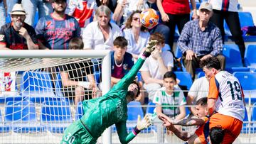 Pereda despeja un balón en el Huesca-Oviedo.