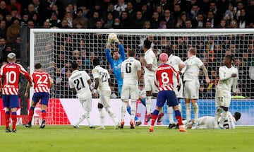 Parada de Thibaut Courtois tras el lanzamiento de una falta directa de Antoine Griezmann.