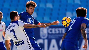 Los jugadores Cao Gu (c) y Cheng Long, del conjunto chino Henan Jianye FC, y el delantero del Real Zaragoza, Vinícius Araújo (i), durante un partido amistoso celebrado hoy en La Romareda.