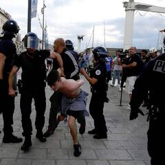 Francia mete en prisión a tres hinchas rusos y expulsa a 20