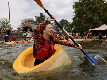 Un grupo de participantes compiten durante la Pumpkin Regatta, una carrera anual de relevos de botes realizados en calabazas gigantes, en la ciudad belga de Kasterlee, Bélgica.