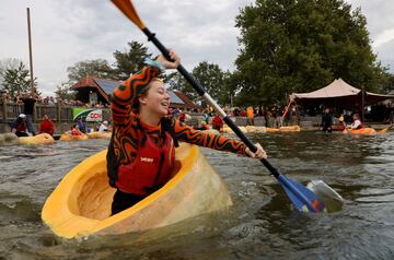 Un grupo de participantes compiten durante la Pumpkin Regatta, una carrera anual de relevos de botes realizados en calabazas gigantes, en la ciudad belga de Kasterlee, Bélgica.