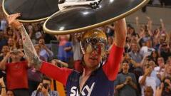 Bradley Wiggins celebra el R&eacute;cord de la Hora en el vel&oacute;dromo londinense de Lee Valley.