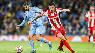 Bernardo Silva y Savic pugnan por un balón.