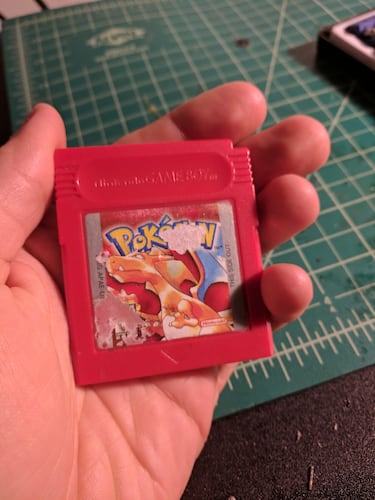 Así se arregla un cartucho oxidado de Pokémon Rojo