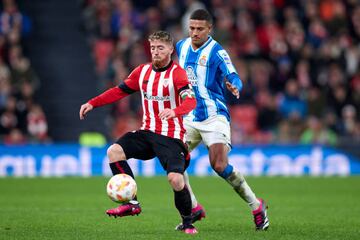 Vinicius vigila a Muniain.