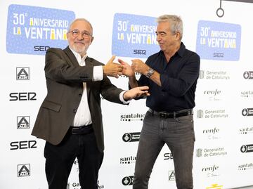 Xavier Sardà y Carles Francino, bromean durante el posado previo al inicio de programa.