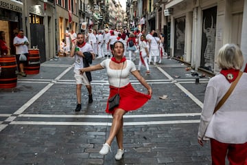 Los San Fermines vuelven tras dos años de parón debido a la pandemia. El exjugador de fútbol Juan Carlos Unzué prenderá la mecha del cohete inaugural. “Bienvenidos a las fiestas más grandes del mundo" ha sido el mensaje de la ciudad.