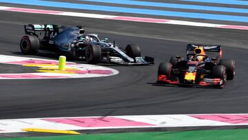 Hamilton y Verstappen, instantes antes de que el holandés perdiera el control de su RB15. Francia, F1 2019.