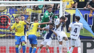 El defensa del Cádiz CF Chust (2i, delante) marca el primer gol para su equipo durante el partido de Liga que enfrenta al Cádiz CF y el RCD Espanyol en el Estadio Nuevo Mirandilla.