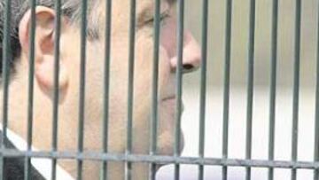 <b>EN PRIMERA FILA. </b>José Luis Morlanes presenció el entrenamiento de ayer en la Ciudad Deportiva, en primera fila, detrás de una de las vallas que circundan el campo.