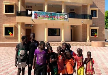 La solidaridad de Man¨¦: construye un colegio en su pueblo y regala 400 euros a los mejores alumnos