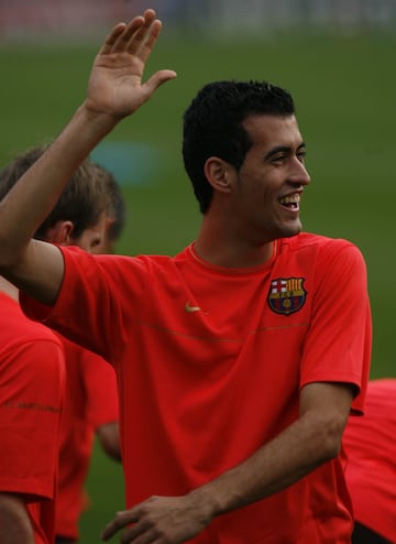 Comenzó en las categorías inferiores del Barcelona. Debutó con el primer equipo en 2007