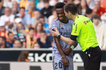 Spanish referee De Burgos Bengoetxea talks with Real Madrid's Brazilian forward Vinicius Junior during the Spanish league football match between Valencia CF and Real Madrid CF at the Mestalla stadium in Valencia on May 21, 2023. (Photo by JOSE JORDAN / AFP)