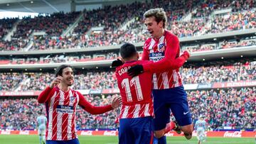 GRAF9765. MADRID, 11/03/2018.- El delantero argentino del Atlético de Madrid, Ángel Correa (c), celebra su gol marcado al Celta de Vigo con sus compañeros, el delantero francés, Antoine Griezmann (d) y el defensa croata, Sime V