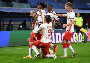 El español Angelino celebró el primer gol de los alemanes.