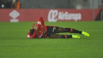 Pervis Estupiñán se tuvo que retirar lesionado del partido entre Mallorca y Las Palmas.