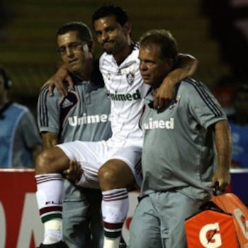 El delantero Fred sale cargado tras lesionarse con el Fluminense.